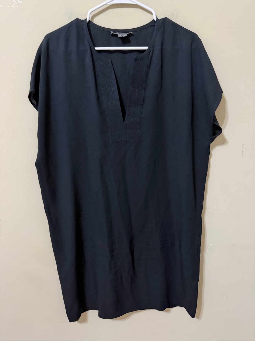 Vince Black Women's Mini Dress V-Notch sheath easy wear medium euc classic